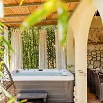 Lee House, Wi-fi,free Parking, Hot Tube Prázdninový dům Peroj