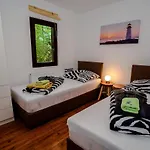 Lee House, Wi-fi,free Parking, Hot Tube Peroj