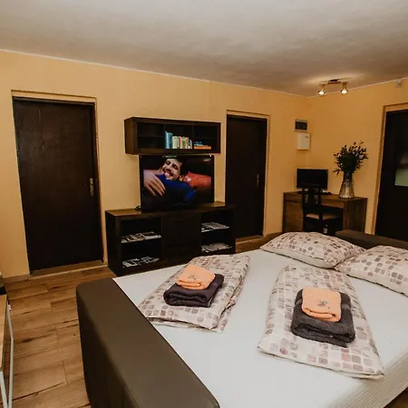 Lee House, Wi-fi,free Parking, Hot Tube Peroj