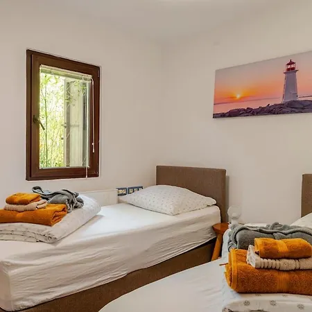 Semesterbostad Lee House, Wi-fi,free Parking, Hot Tube