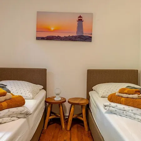 Semesterbostad Lee House, Wi-fi,free Parking, Hot Tube *