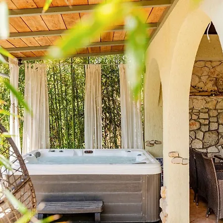 Lee House, Wi-fi,free Parking, Hot Tube Semesterbostad Peroj