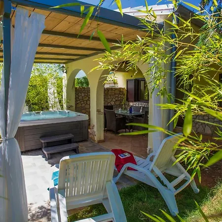 Lee House, Wi-fi,free Parking, Hot Tube * Peroj