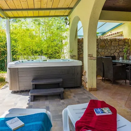 Ferienhaus Lee House, Wi-fi,free Parking, Hot Tube Peroj