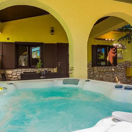 Lee House, Wi-fi,free Parking, Hot Tube Feriehus