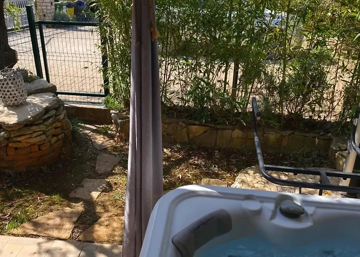 Lee House, Wi-fi,free Parking, Hot Tube Peroj